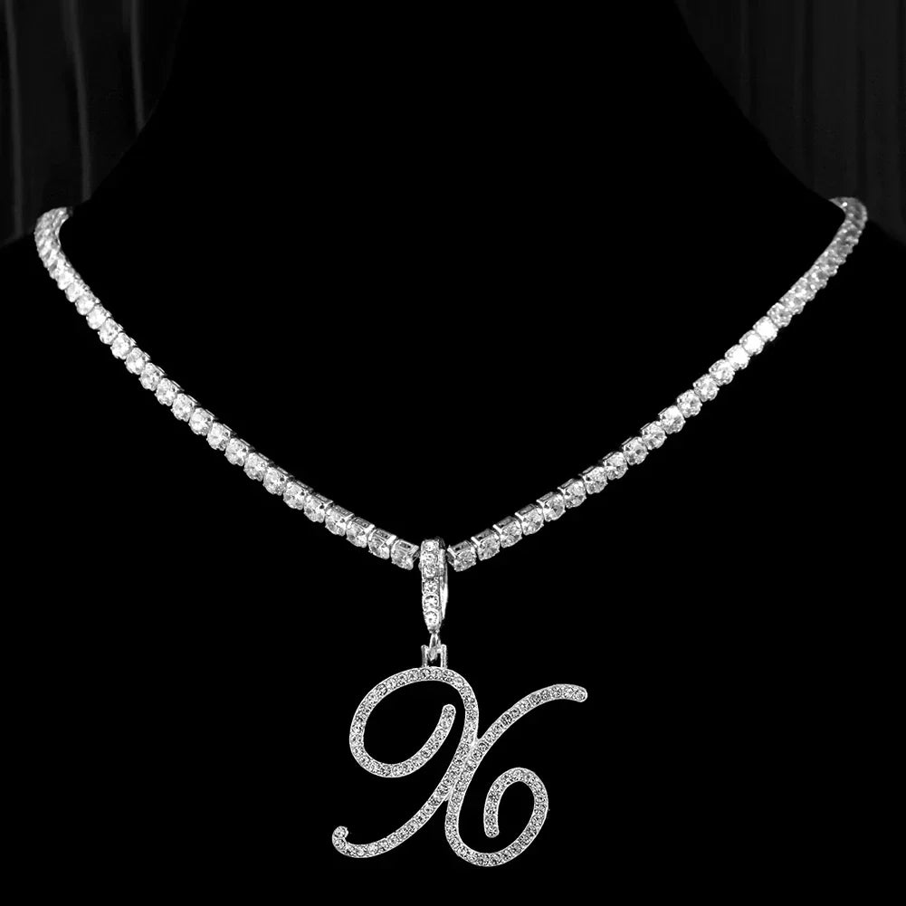 Choker-kjede med initialanheng og strass x