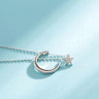 Halskæde med Måne- og Stjernevedhæng i Krystal