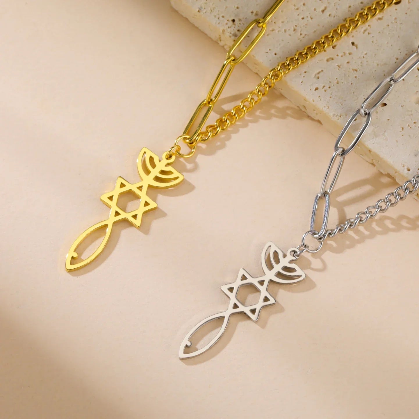 Halsband med messiansk Menorah- och Davidsstjärne-hänge i guld