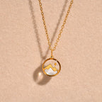 Halskæde med vedhæng af bjerg og måne