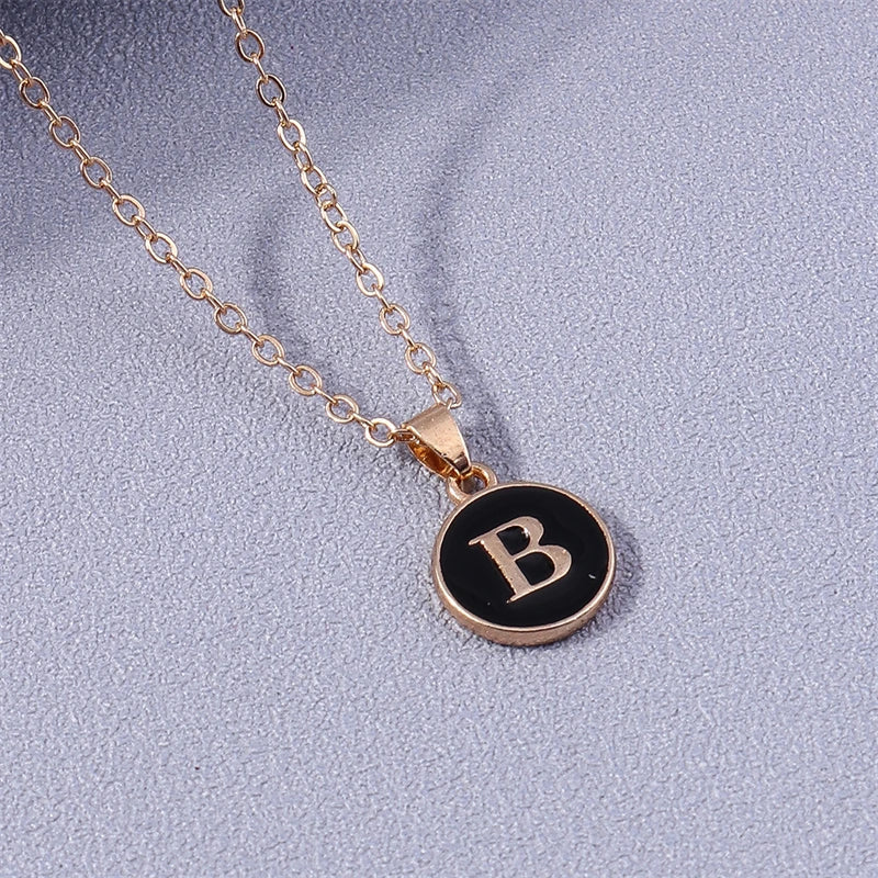 Halsband med färgat bokstavshänge b
