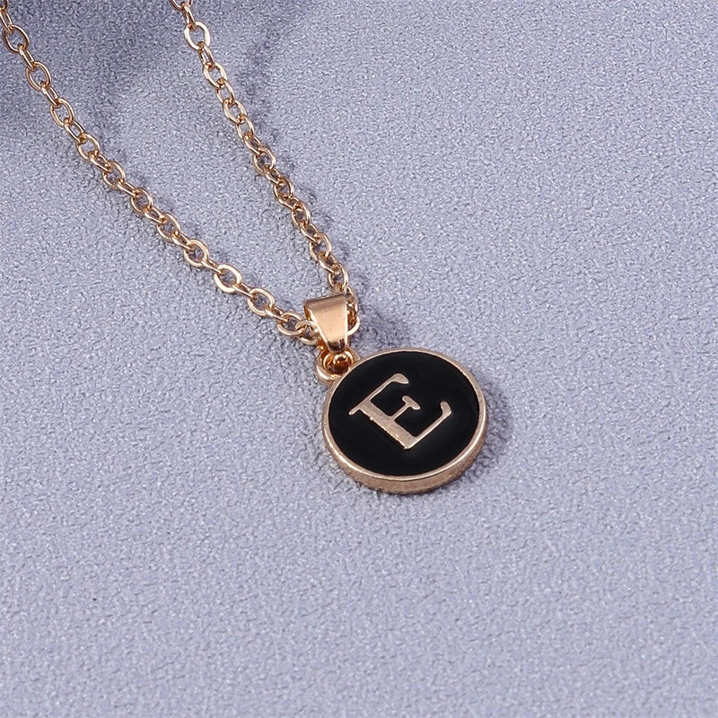 Halsband med färgat bokstavshänge e