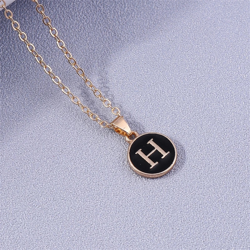 Halsband med färgat bokstavshänge h