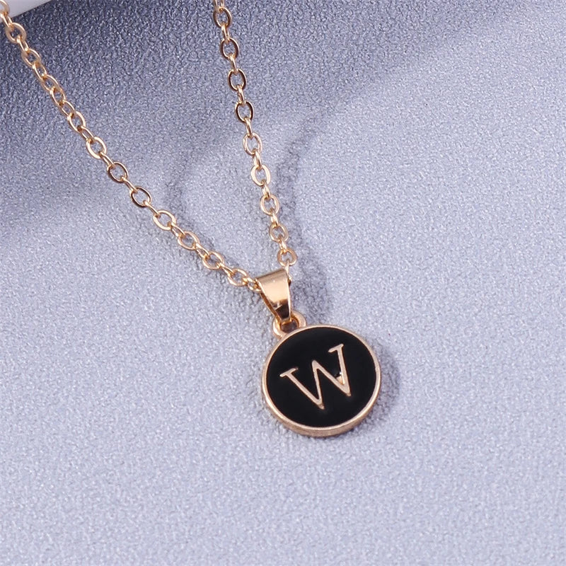 Halsband med färgat bokstavshänge w