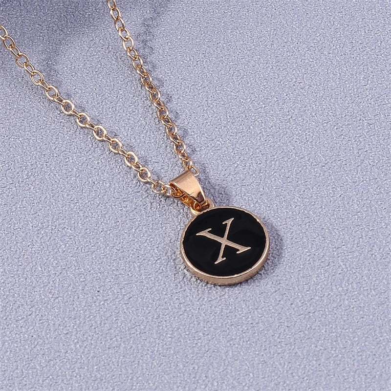 Halsband med färgat bokstavshänge x
