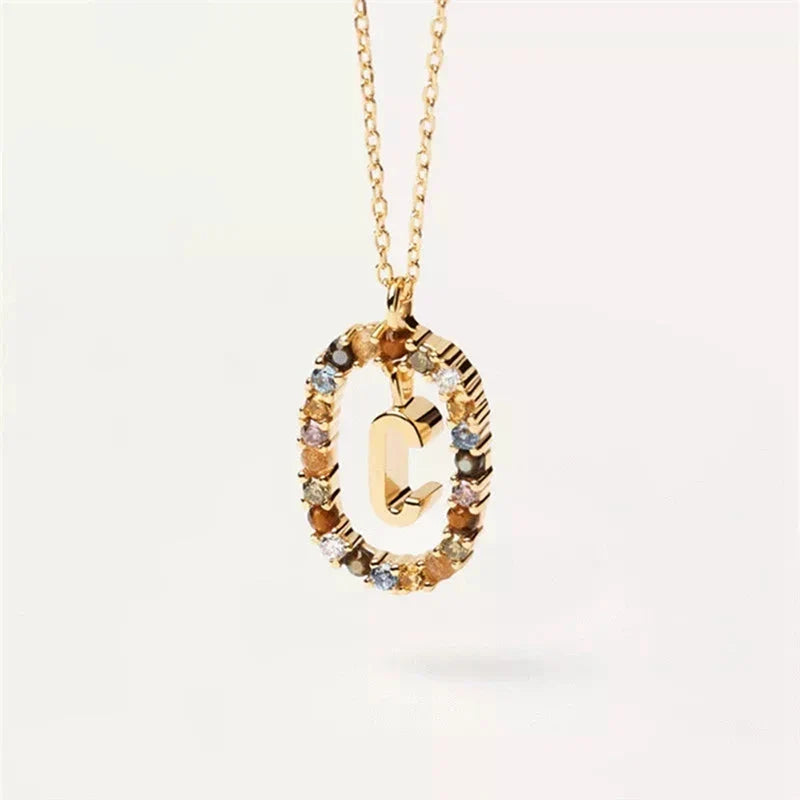 Halskjede med ovalt initialanheng c
