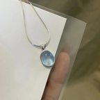 Halskjede med ovalt anheng i månestein