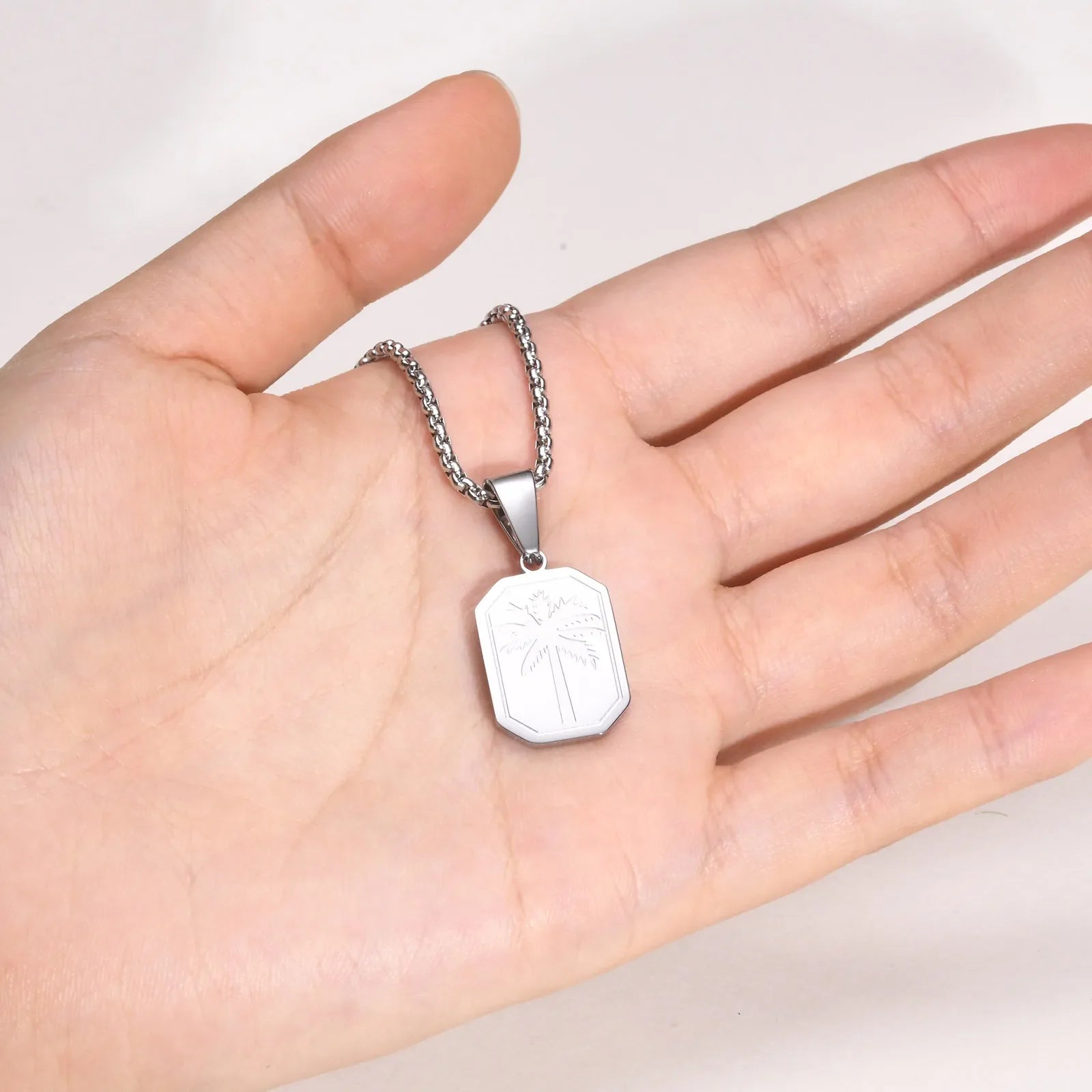 Halsband med geometriskt palmhängsmycke i silverton