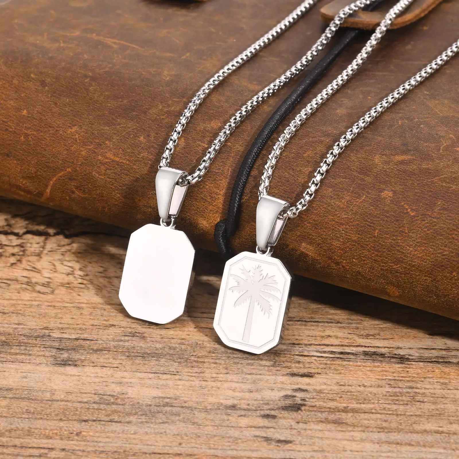 Halsband med geometriskt palmhängsmycke i silverton
