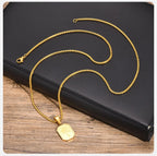 Halsband med geometriskt palmhängsmycke