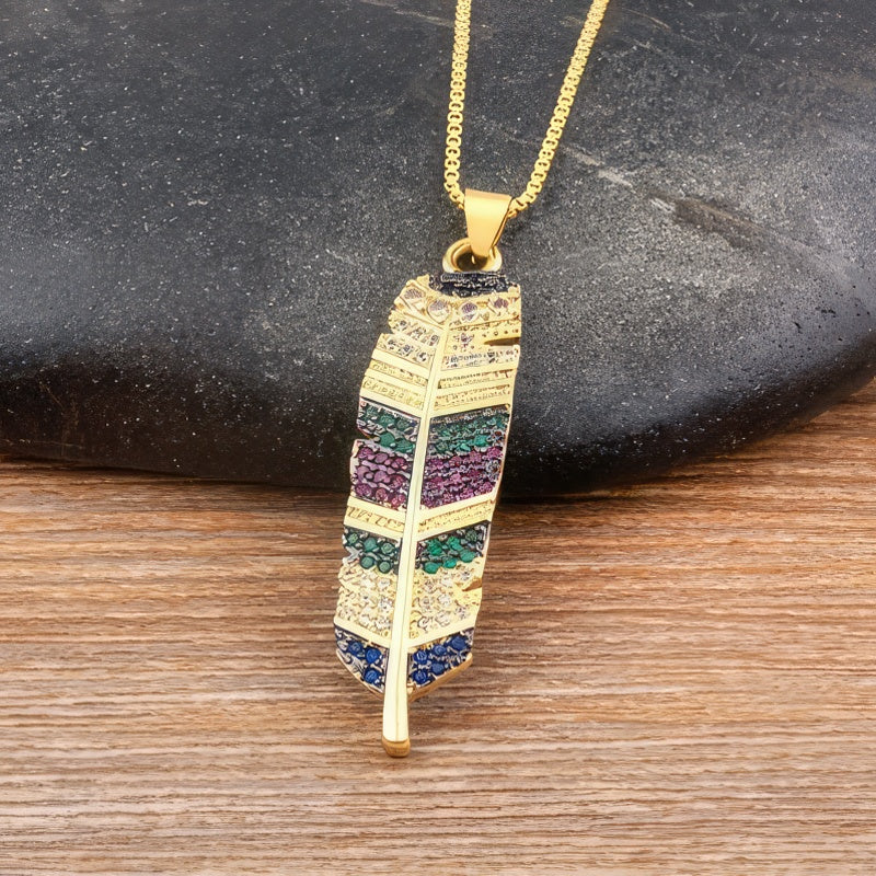 Halskæde med fjervedhæng og zirkonia 