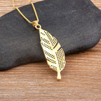 Náhrdelník s přívěskem peříčka a zirkonem