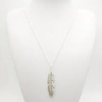 Halskjede med fjærvedheng for menn eller kvinner sølv