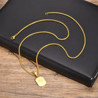 Halskjede med rektangulært palmeanheng i gull