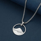 Halskæde med rund bjergvedhæng i sølv