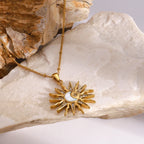 Halskæde med charmerende sol- og månevedhæng