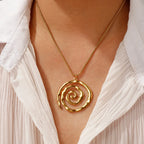 Halsband med guldfärgat spiralhänge