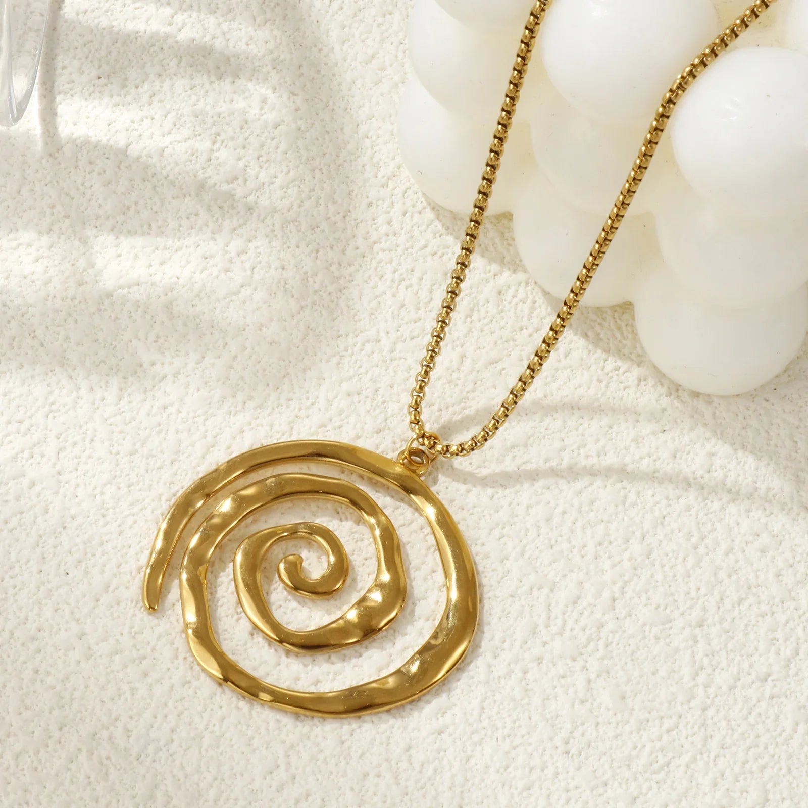 Halsband med guldfärgat spiralhänge