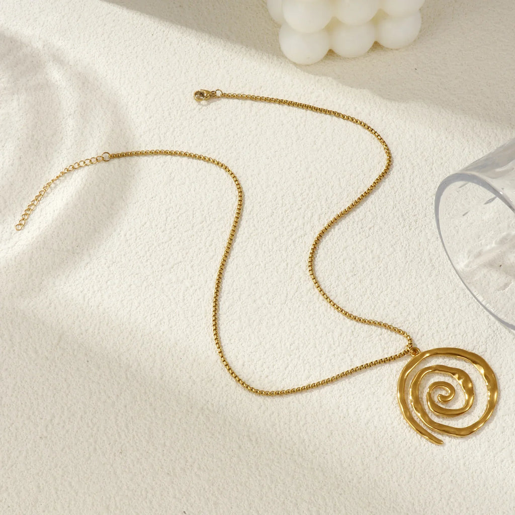 Halsband med guldfärgat spiralhänge