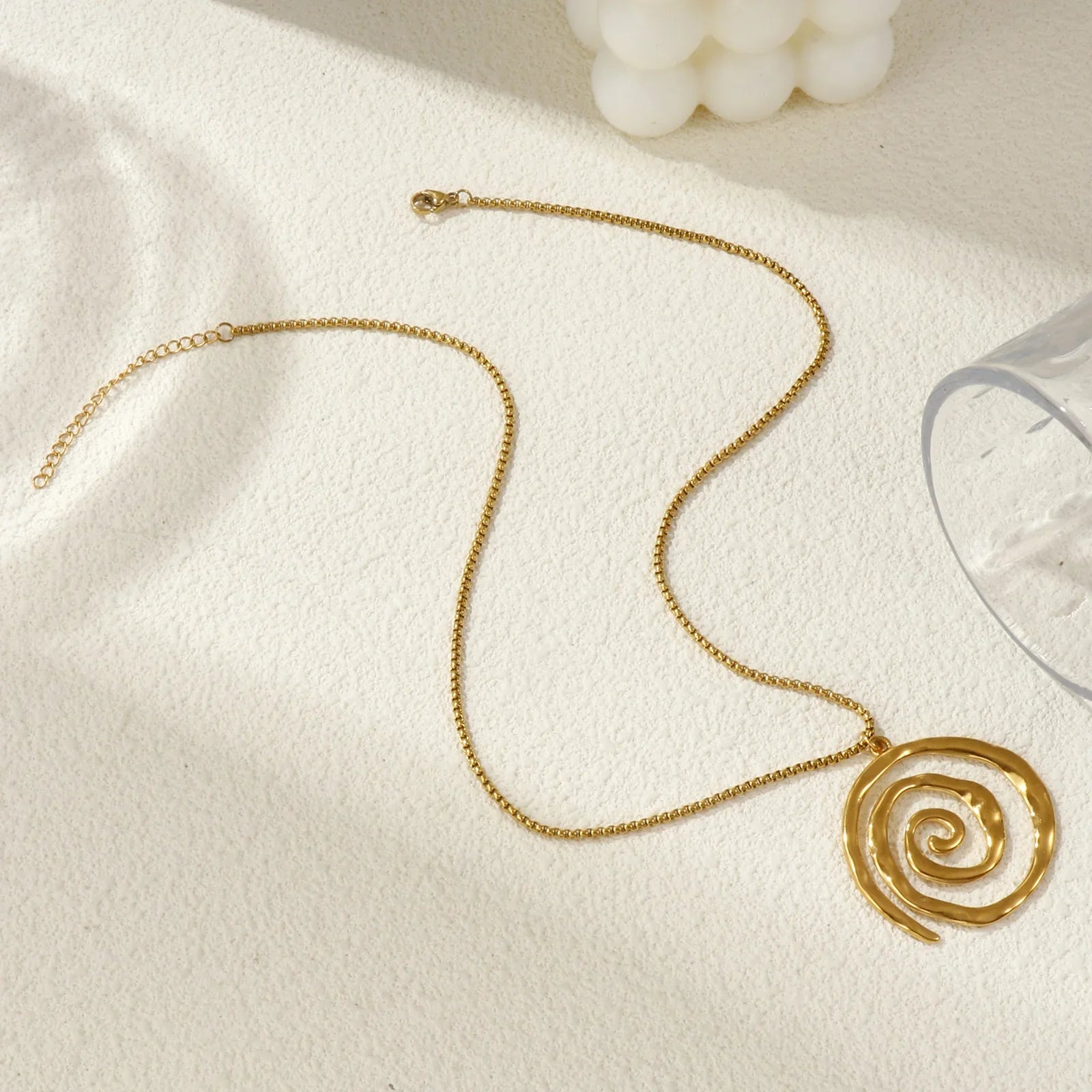 Halsband med guldfärgat spiralhänge