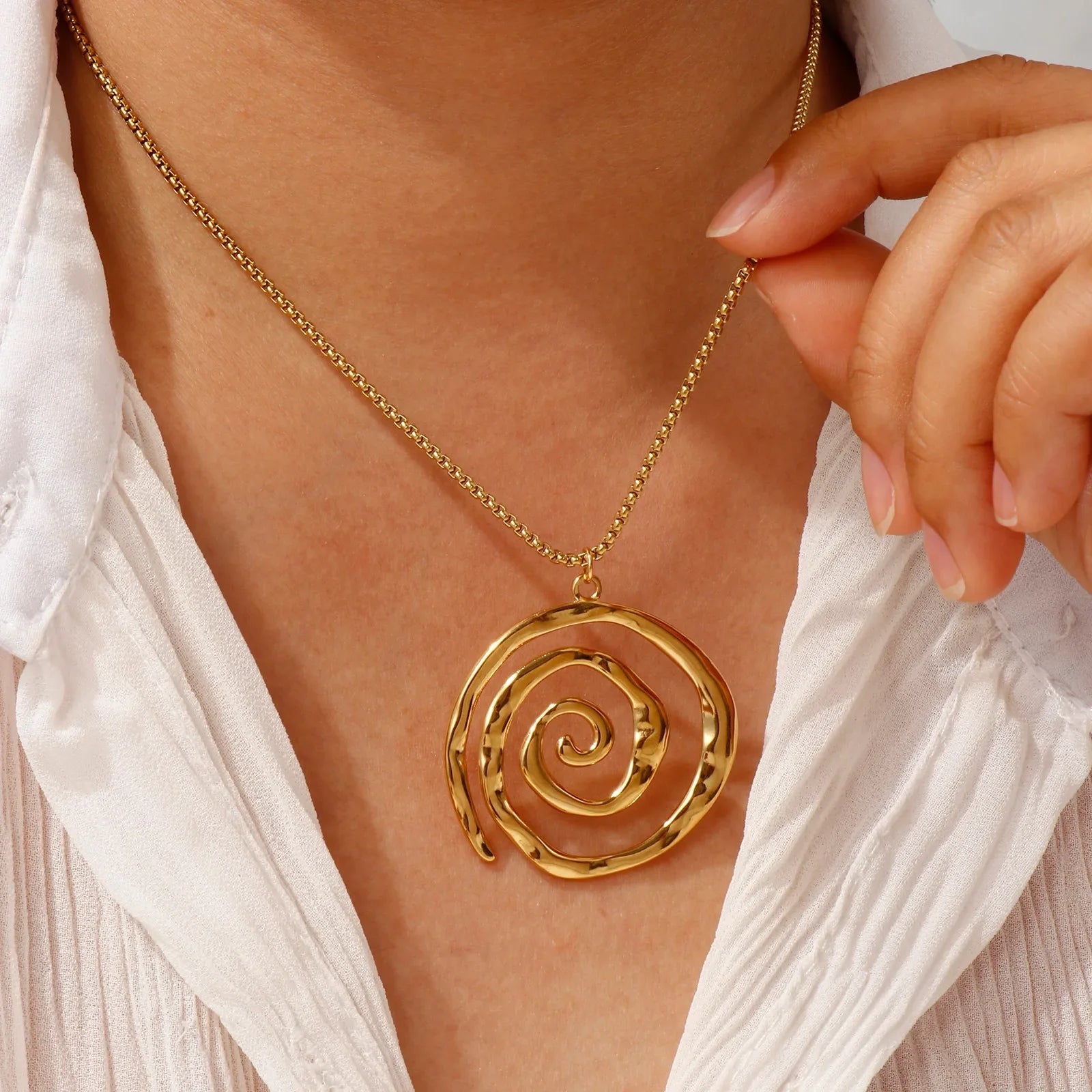 Halsband med guldfärgat spiralhänge