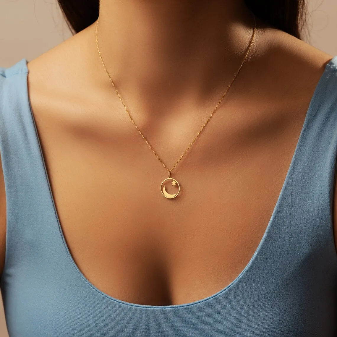Halsband med symboliskt islamiskt hängsmycke med halvmåne och arabisk stjärna i guld