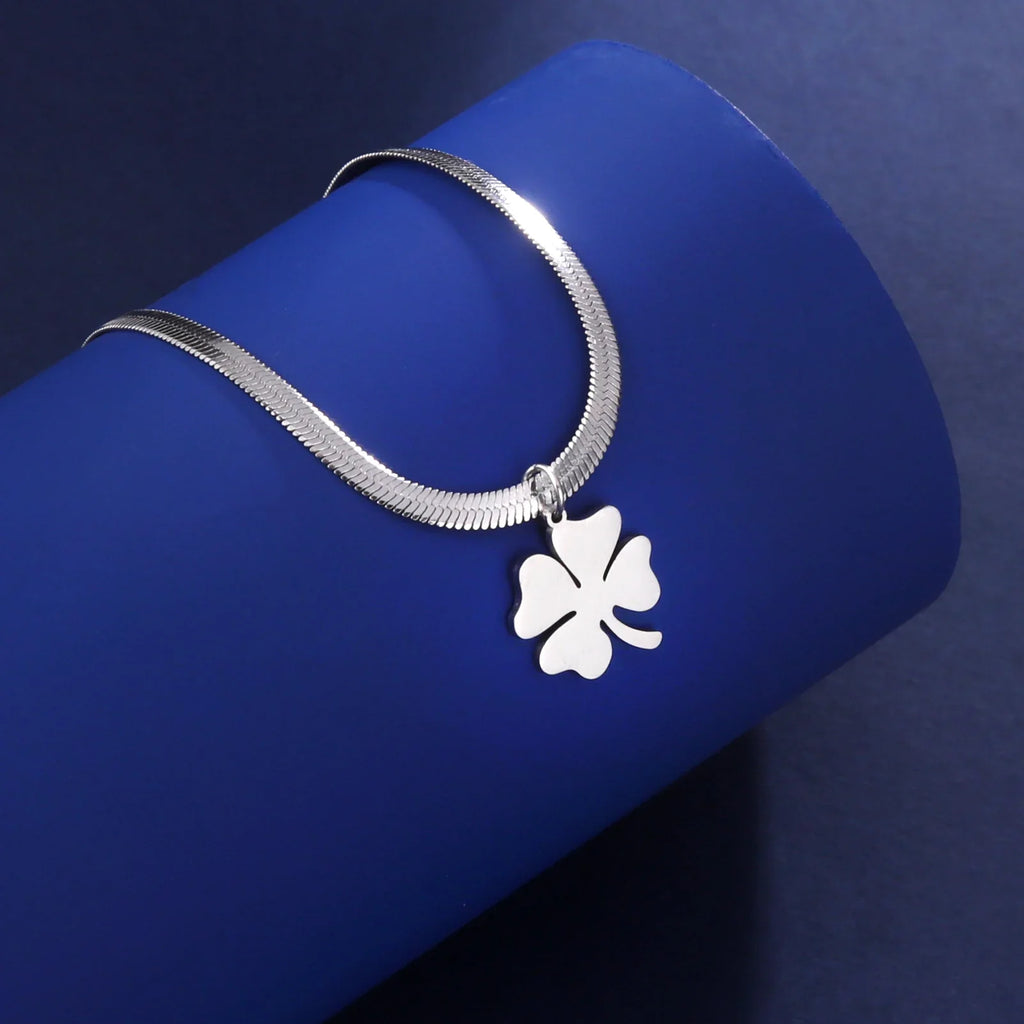 Halsband med fyrklöverhänge i silver, lyckobringare