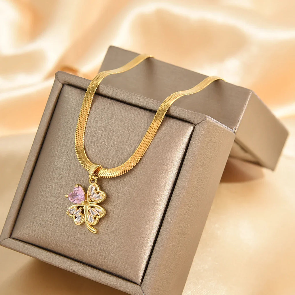 Halskjede med fireblads kløver anheng, lykkeamulet og zirkon