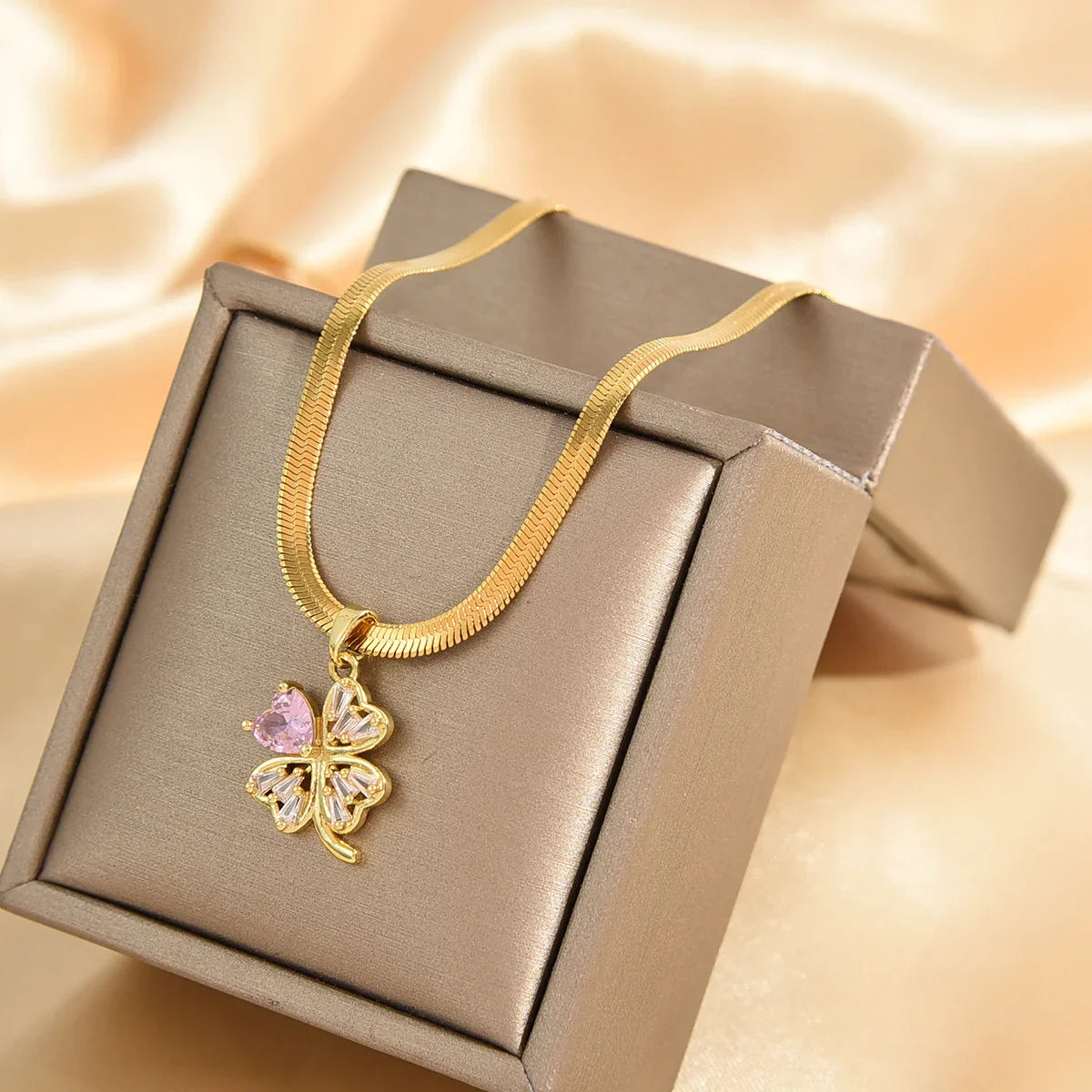 Collier avec Pendentif Trèfle à 4 feuilles Porte Bonheur et Zircon