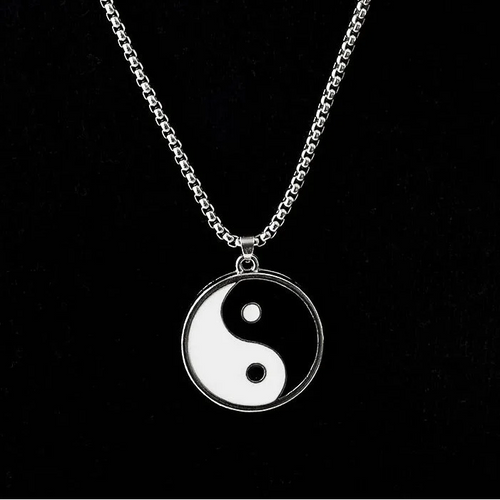 Halskæde med Yin Yang vedhæng i sort og hvid