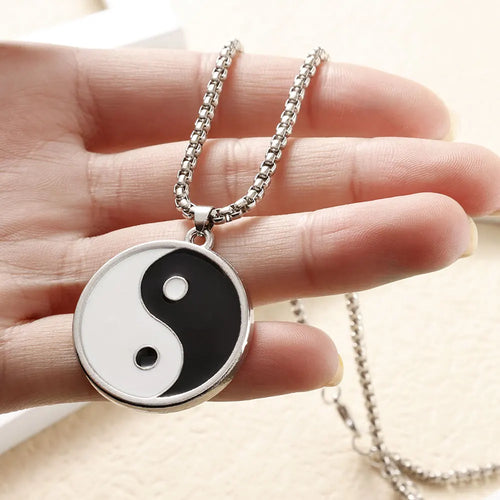 Halskæde med Yin Yang vedhæng i sort og hvid
