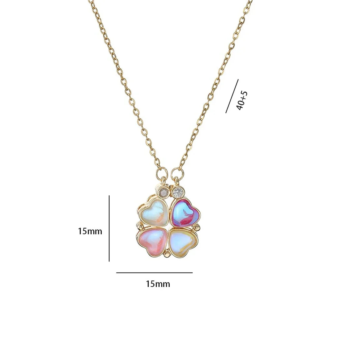 Halskæde med vedhæng af firkløverhjerter