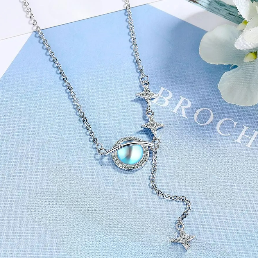 Collier avec Pendentif Pierre de Lune et Etoiles en Zircon