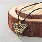 Triskel HalskædeKeltisk Triskel Halskæde (Sølvfarvet eller Forgyldt) antik bronze