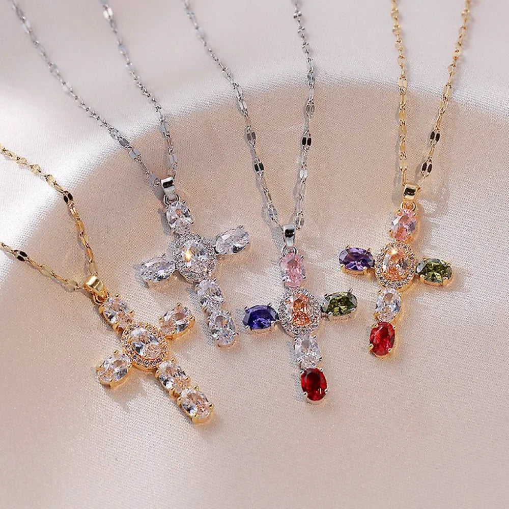 Farverig halskæde med korsformet vedhæng i rhinsten 
