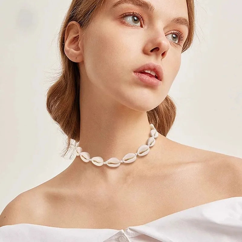 Halsband med vit-vit kaurisnäcka