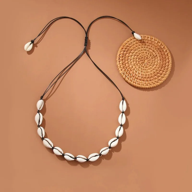 Halsband med vit-svart kaurisnäcka