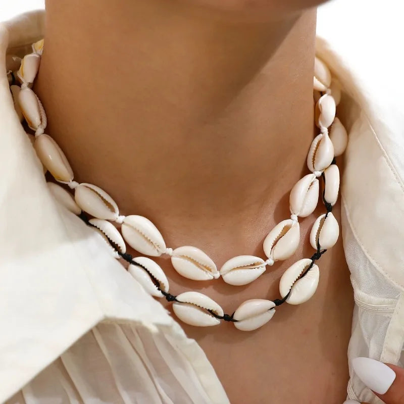 Halsband med vit-vit kaurisnäcka