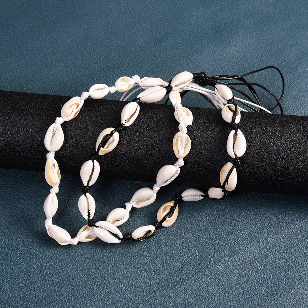Halsband med vit kaurisnäcka 