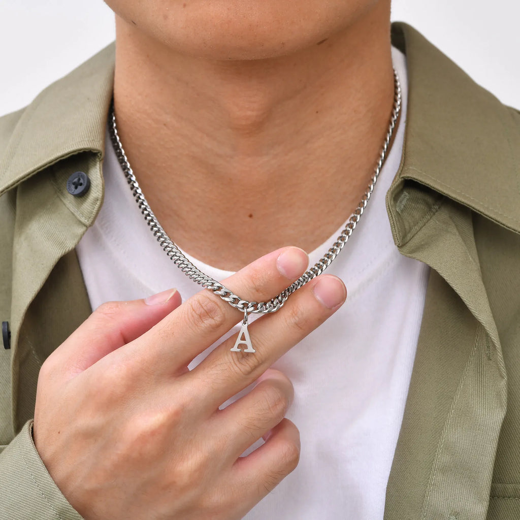Herrhalsband med personligt initialhänge a