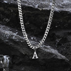 Herrhalsband med personligt initialhänge a