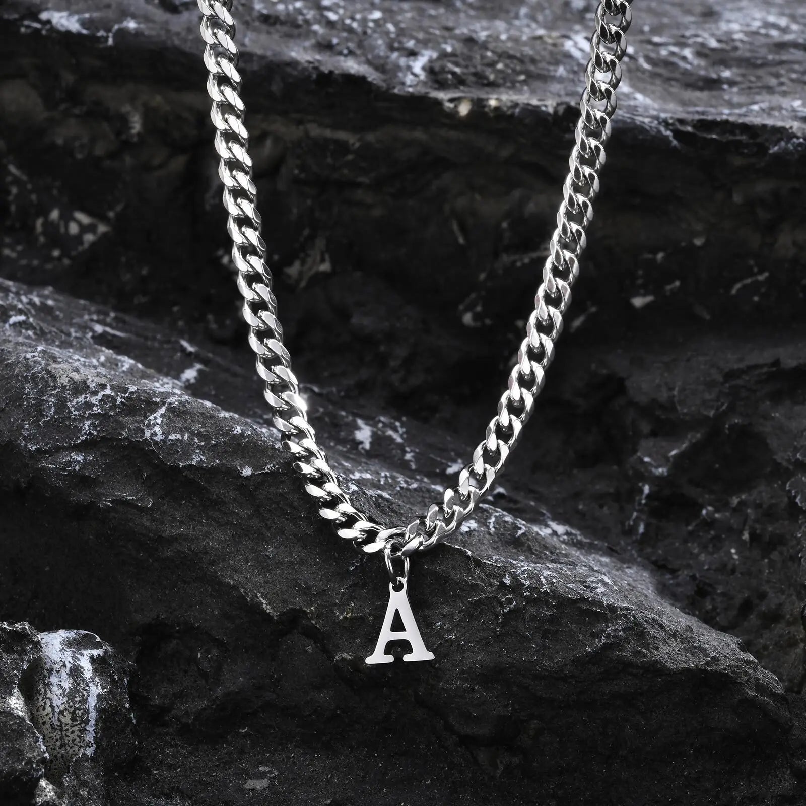 Herrhalsband med personligt initialhänge a