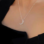 Diskret halskæde med månevedhæng