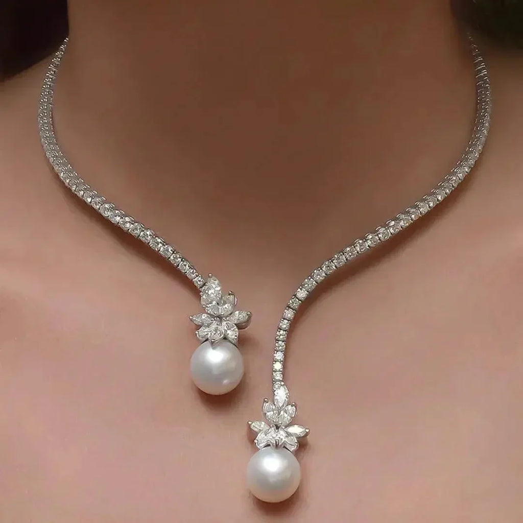 Elegantní třpytivý náhrdelník s perlami 