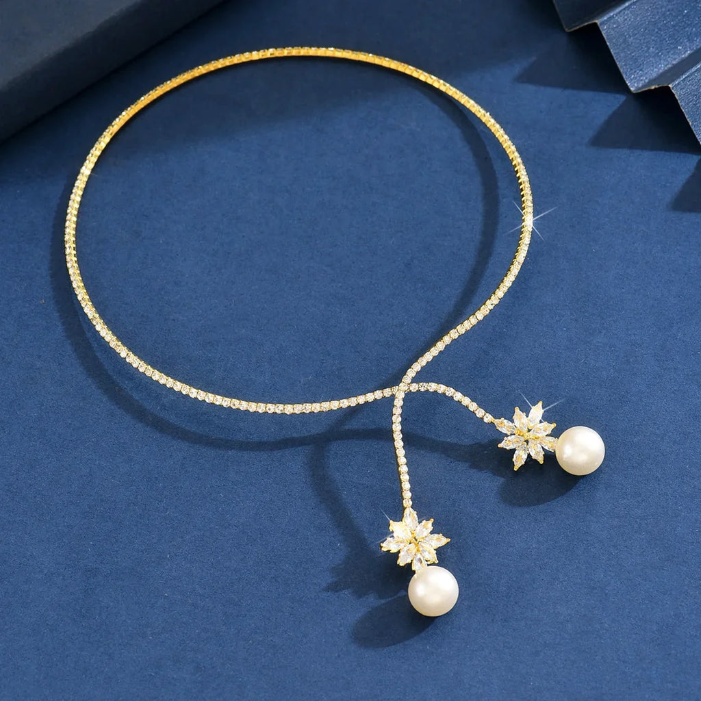 Elegantní třpytivý náhrdelník s perlami 