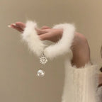 Elegant choker halskæde i fjer med perlevedhæng