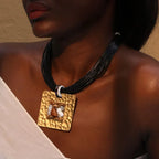 Snorehalskæde med sort firkantet vedhæng