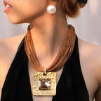 Snorehalskæde med brun firkantet vedhæng