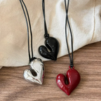 Snøre halskæde med rødt hjertevedhæng
