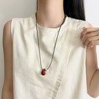 Náhrdelník s přívěskem červená kapka vody z tkaničky